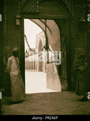 L'Iraq. Kadimain, troisième ville sainte de l'Shite musulmans [c.-à-d., les musulmans]. Entrée de la Grande Mosquée. 1932, l'Iraq, al-Khadhimain Banque D'Images