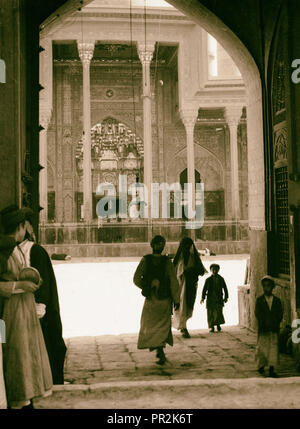 L'Iraq. Kadimain, troisième ville sainte de l'Shite musulmans [c.-à-d., les musulmans]. La mosquée. Voir par l'entrée de la rue principale Banque D'Images