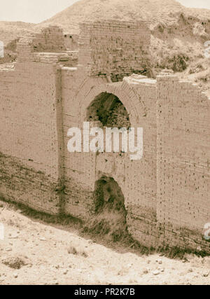 L'Iraq. 'Babylone la grande.' divers points de vue de l'éboulement des ruines. Passerelle vers le palais de Nabuchodonosor. 1932, l'Iraq, Babylone Banque D'Images