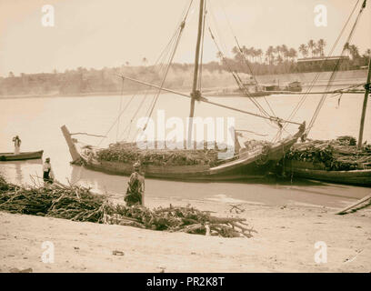 L'Iraq. Scènes sur le fleuve Euphrate prises à Hilla. 'Bellums" chargé avec du carburant. 1932, l'Iraq, Ḥillah Banque D'Images