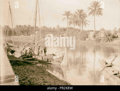 L'Iraq. Scènes sur le fleuve Euphrate prises à Hilla. Rivière typique des bateaux. 1932, l'Iraq, Ḥillah Banque D'Images