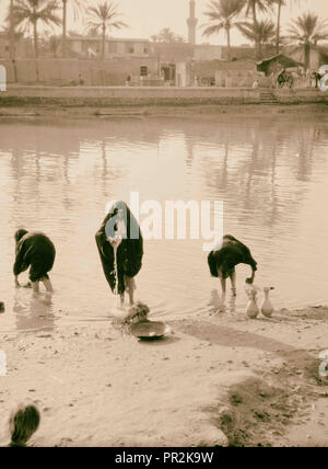 L'Iraq. Kufa. (Sur les rives de l'Euphrate). Une fois qu'un musulman important [c.-à-d., les musulmans] Centre de l'apprentissage. Les femmes remplissant leurs Banque D'Images