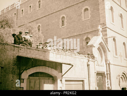 Derrière les troupes de sacs de sable sur le mur de l'hôpital français, en face de la nouvelle porte, avec des troupes dans evacuative rebelles hors de la ville, Jérusalem Banque D'Images