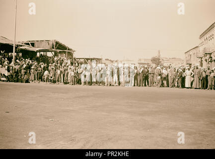La levée du siège de Jérusalem une foule d'arabes attendent l'heure de couvre-feu pour entrer dans la vieille ville. 1938, Jérusalem Banque D'Images