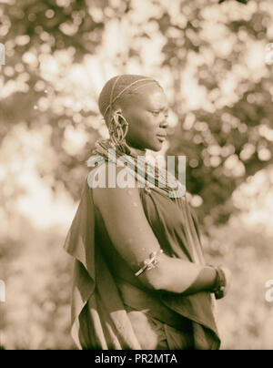 Dans les plantations de la colonie du Kenya. Cueilleur de café de fille. 1936, Kenya Banque D'Images