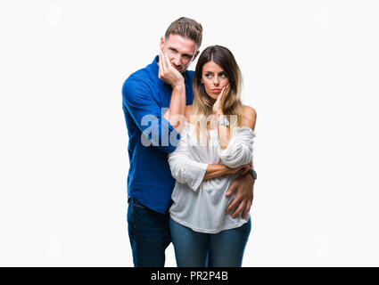 Jeune couple dans l'amour sur fond isolé à la pensée fatigué et ennuyé par la dépression Les problèmes avec les bras croisés. Banque D'Images