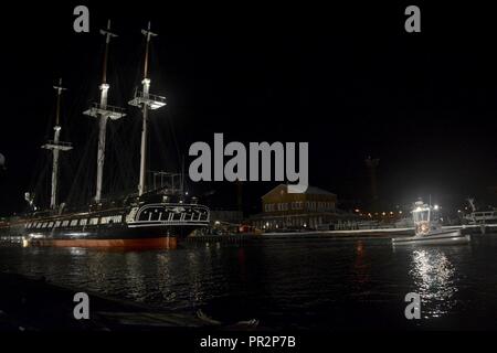 BOSTON (23 juillet 2017) un remorqueur aide à l'onu-docking de l'USS Constitution d'une cale sèche dans le Boston Navy Yard. Au cours des 26 derniers mois, Constitution a subi une importante restauration qui permettra de préserver le navire de l'état de l'Amérique pour de nombreuses décennies à venir. Banque D'Images