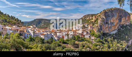 Photo panoramique de l'ensemble de la ville de Chulilla, Espagne avec le château, les montagnes et les canyons comme vu l'entrée de la route principale dans la ville. Banque D'Images