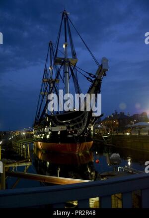 (23 juillet 2017) l'USS Constitution flotte dans une cale sèche de l'arsenal de Boston alors que la cale sèche termine l'inondation. Au cours des 26 derniers mois, Constitution a subi une importante restauration qui permettra de préserver le navire de l'état de l'Amérique pour de nombreuses décennies à venir. Banque D'Images