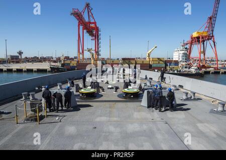 MORETON BAY (27 juillet 2017) un stand de marins et de la mer à bord du détail d'ancre de transport amphibie USS dock Green Bay (LPD 20) tout en naviguant vers Brisbane, Australie. Green Bay, partie du Bonhomme Richard, groupe expéditionnaire fonctionne en Indo-Asia-région du Pacifique pour améliorer les partenariats et être une force de réaction pour prêt à tout type d'imprévus. Banque D'Images