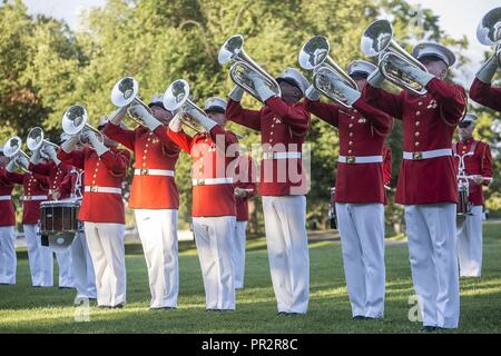 Marines avec "le propre" du Commandant de la Marine américaine Drum & Bugle Corps effectuer le "music in motion" au cours d'une Parade au coucher du soleil mardi le Marine Corps War Memorial, Arlington, Va., 25 juillet 2017. L'invité d'honneur pour la parade était l'honorable Robert J. Wittman, représentant américain du 1er District de Virginie, et l'accueil a été le lieutenant-général Robert S. Walsh, commandant général du Corps des Marines, et le développement de combat et de commandement commandant adjoint pour lutter contre le développement et l'intégration. Banque D'Images