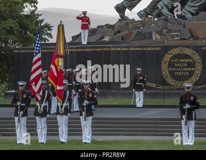 Le s.. Codie Williams, clairon, "le propre" du Commandant de la Marine américaine Drum & Bugle Corps, salue le drapeau national à l'issue d'une Parade au coucher du soleil mardi le Marine Corps War Memorial, Arlington, Va., 25 juillet 2017. L'invité d'honneur pour la parade était l'honorable Robert J. Wittman, représentant américain du 1er District de Virginie, et l'accueil a été le lieutenant-général Robert S. Walsh, commandant général du Corps des Marines, et le développement de combat et de commandement commandant adjoint pour lutter contre le développement et l'intégration. Banque D'Images