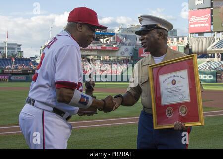 Le sergent-major de la Marine Corps Sgt. Le major Ronald L. Green, droite, serre la main avec Dusty Baker, directeur de l'Nationals de Washington, avant un match de baseball au Championnat National Park, Washington, D.C., le 25 juillet 2017. Commandant de la Marine Corps le général Robert B. Neller ont lancé le premier lancer au cours de la nuit Marine annuel au stade de baseball. Banque D'Images
