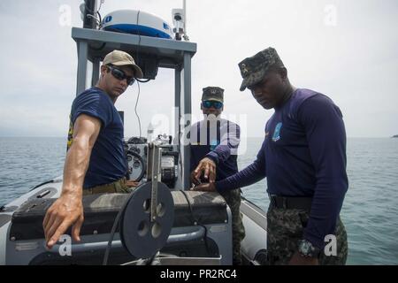 Mer des Caraïbes (27 juillet 2017) l'unité mobile de récupération de plongée (1) Un MDSU Marine Diver 2e classe Jonathan Cruz, stationné à Joint Base Harbor-Hickam Pearl, Mississippi, montre des Marines du Honduras comment utiliser un sonar à balayage latéral, une technique qui vous permet de cartographier les plongeurs de l'océan, près de la Base Naval de Puerto Castilla, une base navale du Honduras, avant une plongée. 1 MDSU marins sont déployés, le long avec des troupes de plusieurs services, d'effectuer des échanges d'experts en la matière dans le cadre du partenariat Sud Gare 17. 17 SPS est un déploiement de la Marine américaine exécuté par le Commandement Sud des forces navales des États-Unis/U.S. 4e Flotte, concentré Banque D'Images