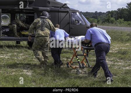 La Virginie de l'ouest de la Garde nationale de l'armée affectés à la 772e Commande des troupes, jointe à la force opérationnelle interarmées de l'aviation et les services médicaux d'urgence de Beckley, répondre à une urgence médicale pendant le Jamboree Scout Mondial à Bechtel Sommet Réserver, Glen Jean, W.Va. le 24 juillet 2017. Le Jamboree National 2017 a été suivi par 30 000 scouts, chefs de troupes, les bénévoles et les membres du personnel professionnel, ainsi que plus de 15 000 visiteurs. Environ 1 200 militaires du ministère de la Défense nationale et la garde côtière des États-Unis sont de fournir un soutien logistique pour l'événement. Banque D'Images