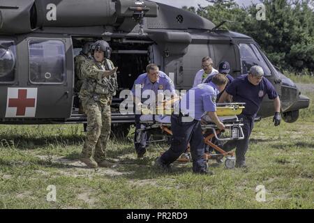 La Virginie de l'ouest de la Garde nationale de l'armée affectés à la 772e Commande des troupes, jointe à la force opérationnelle interarmées de l'aviation et les services médicaux d'urgence de Beckley, répondre à une urgence médicale pendant le Jamboree Scout Mondial à Bechtel Sommet Réserver, Glen Jean, W.Va. le 24 juillet 2017. Le Jamboree National 2017 a été suivi par 30 000 scouts, chefs de troupes, les bénévoles et les membres du personnel professionnel, ainsi que plus de 15 000 visiteurs. Environ 1 200 militaires du ministère de la Défense nationale et la garde côtière des États-Unis sont de fournir un soutien logistique pour l'événement. Banque D'Images