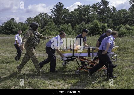 La Virginie de l'ouest de la Garde nationale de l'armée affectés à la 772e Commande des troupes, jointe à la force opérationnelle interarmées de l'aviation et les services médicaux d'urgence de Beckley, répondre à une urgence médicale pendant le Jamboree Scout Mondial à Bechtel Sommet Réserver, Glen Jean, W.Va. le 24 juillet 2017. Le Jamboree National 2017 a été suivi par 30 000 scouts, chefs de troupes, les bénévoles et les membres du personnel professionnel, ainsi que plus de 15 000 visiteurs. Environ 1 200 militaires du ministère de la Défense nationale et la garde côtière des États-Unis sont de fournir un soutien logistique pour l'événement. Banque D'Images