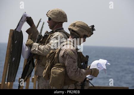 Golfe d'ADEN (25 juillet 2017) U.S. Marine Corps Cpl. Christopher Connell, gauche, et lance le Cpl. Alessandro Cook, droite, avec 3ème Bataillon, 6ème Marines, découvrez leurs cibles au cours d'un programme de tir de combat tirer sur le pont du USS Carter Hall (LSD 50), le golfe d'Aden, le 25 juillet 2017. La 24e unité expéditionnaire de Marines est actuellement déployée dans la 5e flotte américaine zone d'opérations à l'appui d'opérations de sécurité maritime visant à rassurer les alliés et les partenaires et de préserver la liberté de navigation et la libre circulation du commerce dans la région. Banque D'Images