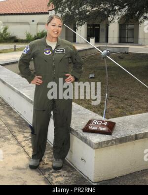 Tech. Le Sgt. Courtney est photographié à la 558e Escadron d'entraînement au vol à Joint Base San Antonio-Randolph, Texas, le 26 juillet 2017. Elle a complété une formation de premier cycle d'aéronefs pilotés à distance le 4 août et est la première femme a recruté pour former en tant que pilote. Porte-nom est floue en raison de limites de l'Armée de l'air sur la divulgation de l'information pour les opérateurs de l'APR. Banque D'Images