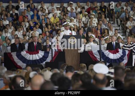 (22 juillet 2017) Le Capitaine Richard McCormack, commandant du porte-avions USS Gerald R. Ford (CVN 78), prononce une allocution lors de la cérémonie de mise en service du navire Naval Station Norfolk, Va. Ford est le premier navire de la classe Ford porte-avions, et le premier porte-avions américain nouveau design en 40 ans. Banque D'Images