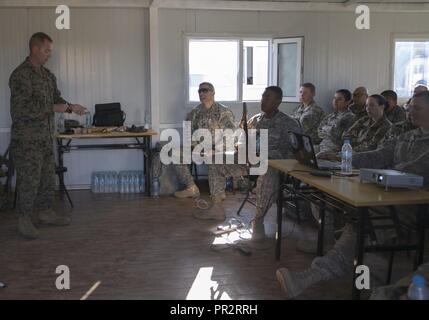 La Marine américaine, le Maître de 3e classe Gregory Joyce donne une conférence dans une situation de combat tactique pendant l'exercice de classe KHAAN QUEST 2017 Five Hills au domaine de formation, la Mongolie, le 29 juillet 2017. Khaan Quest 2017 est un Mongol-organisé, combinés, la formation conjointe exercice visant à renforcer les capacités des États-Unis, la Mongolie et d'autres pays partenaires dans les opérations internationales de maintien de la paix. Joyce, de Sacramento, en Californie, est un technicien de laboratoire médical avec 3e Bataillon, 3e Groupe Logistique Maritime, III Marine Expeditionary Force. Banque D'Images