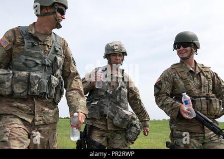 Le lieutenant-général Daniel R. Hokanson, Vice-chef du Bureau de la Garde nationale, participe le cinquième jour de la 46e Championnat Winston P. Wilson à Robinson, Centre canadien d'entraînement Arche. Le 27 juillet 2017. La compétition a attiré plus de 300 soldats et aviateurs de 46 membres à tester leur adresse au tir et soutiens pour les honneurs. Banque D'Images