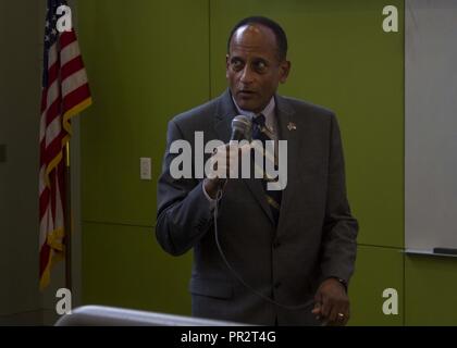 Larry D. Hall, secrétaire de Caroline du Nord Ministère des Affaires des anciens combattants et militaires, parle aux étudiants et professeurs de l'université Johnson C. Smith au sujet de la direction du Corps des Marines dans le cadre de la semaine Charlotte, le 5 septembre 2018. Semaine Charlotte marin est une chance pour la population de la grande région de Charlotte pour répondre à marines et d'en apprendre davantage sur le corps, et l'histoire, les traditions et la valeur de la nation. Banque D'Images