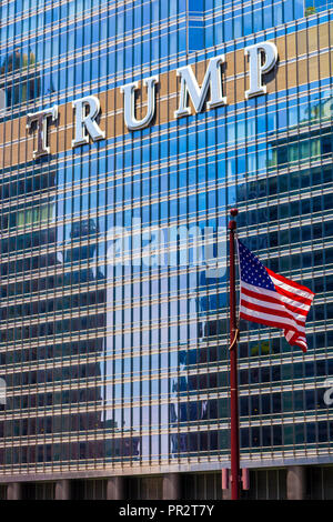 CHICAGO, ILLINOIS - 10 juillet. 2018 - Le drapeau américain en face de l'hôtel Trump International situé au centre-ville de Chicago Banque D'Images