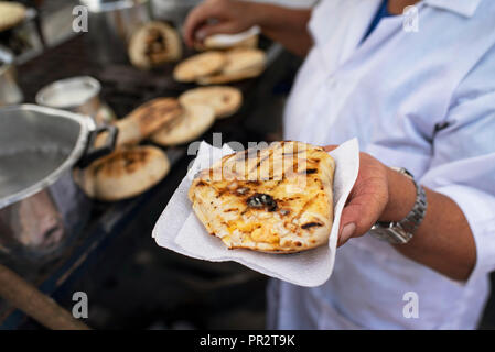 Street food vendor proposant une Arepas (alimentaire colombien) faite sur un camion alimentaire. Santa Marta, Colombie. Sep 2018 Banque D'Images