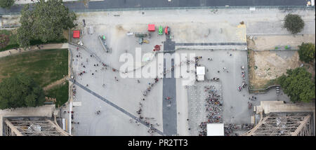 Vue aérienne à couper le souffle avec des gens de la Tour Eiffel à Paris, France Banque D'Images