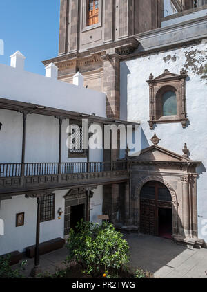 Une vue sur le Patio de los Naranjos, cour des orangers, dans la Cathédrale de Santa Ana, à Las Palmas de Gran Canaria Banque D'Images