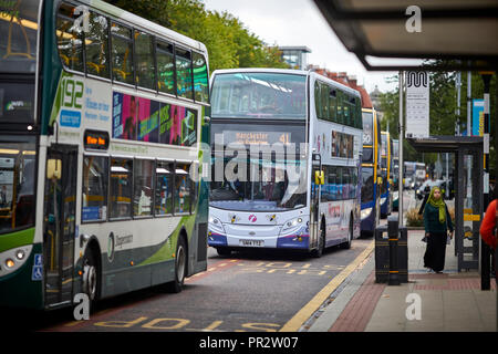 Manchester Oxford Road voie cyclable et bus lane passant l'université. Le couloir de bus le plus fréquenté en Europe. Banque D'Images