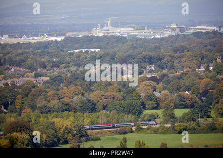 Wilmslow, Cheshire, vue depuis le bord à l'autre côté de la plaine en direction de l'aéroport de Manchester en tant que classe 390 croisements Pendolino Virgin Banque D'Images