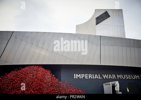 IWMN cascade vague plusieurs milliers de coquelicots en céramique faits à la main des sculptures de l'artiste Paul Cummins et designer Tom Piper à l'Imperial War Museum North Banque D'Images