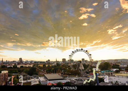 Wien, Vienne : manèges, montagnes russes, grande roue (Riesenrad) dans le parc d'attractions Prater, vue du centre ville, 02. Leopoldstadt, Wien, Autriche Banque D'Images