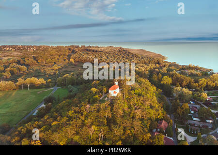 Photo aérienne d'une petite chapelle dans un village hongrois Vonyarcvashegy, près du célèbre lac Balaton Banque D'Images