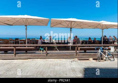 Israël, Tel Aviv - 28 septembre 2018 : terrasse d'un café au bord de la mer Banque D'Images