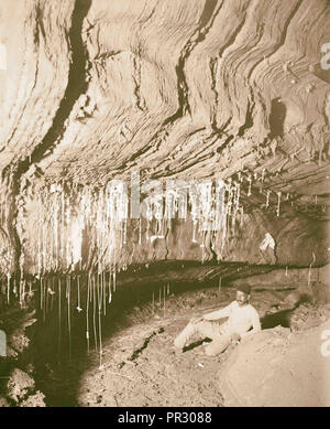 Autour de la Mer Morte. Stalactites dans la grotte de sel de Jebel Usdum. 1900, au Moyen-Orient, Israël et/ou Palestine Banque D'Images