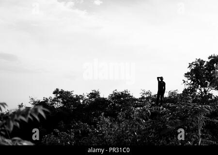 L'homme seul sur la montagne, noir et blanc Banque D'Images