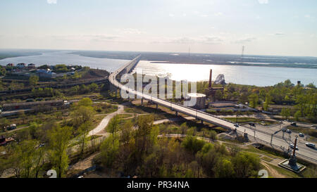 Khabarovsk Bridge est un pont routier et ferroviaire, qui traverse le fleuve Amour dans la ville de Khabarovsk, Russie orientale Banque D'Images