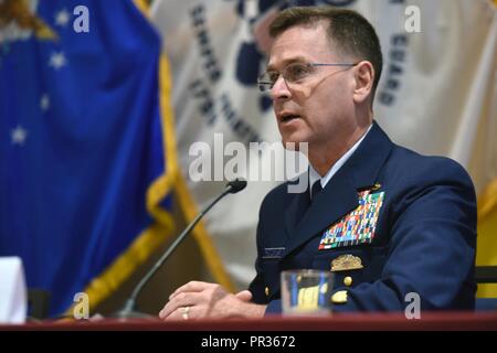 Arrière de la Garde côtière canadienne Adm. Scott McKinley, dont les responsabilités incluent la réserve de la Garde côtière, les adresses des chefs de bord de la réserve à l'Association des officiers de réserve, Arlington, Va., le 22 juillet 2017. Banque D'Images