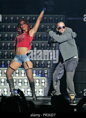 Yandel avec le groupe latino reggaeton Wisin y Yandel se produit en concert à l'American Airlines Arena de Miami, le 17 septembre 2009. Banque D'Images