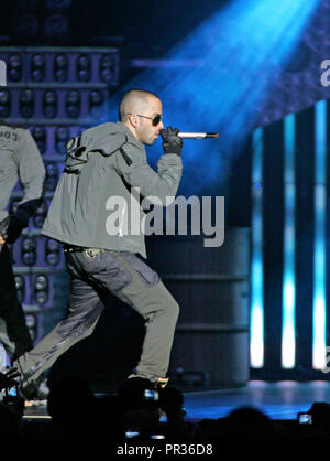 Yandel avec le groupe latino reggaeton Wisin y Yandel se produit en concert à l'American Airlines Arena de Miami, le 17 septembre 2009. Banque D'Images