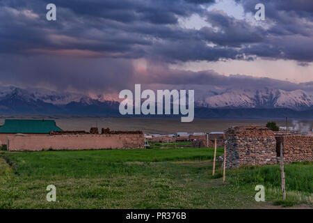 Magnifiquement situé dans la vallée de l'Alay entre le Zaalay montagnes et le Pamir, Sary Mogol est le point de départ pour de multiples randonnées. Banque D'Images