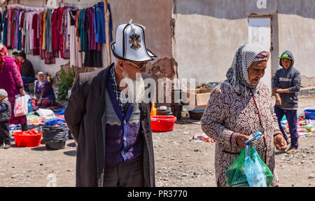 Magnifiquement situé dans la vallée de l'Alay entre le Zaalay montagnes et le Pamir, Sary Mogol est le point de départ pour de multiples randonnées. Banque D'Images