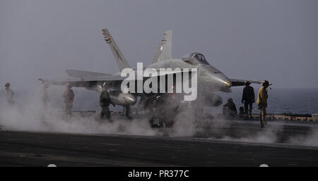 Un F 18 atterrit sur le pont du porte-avions USS indépendance dans le Golfe au cours de l'accumulation de la première du Golfe. Photographie par Dennis Brack bb24 Banque D'Images