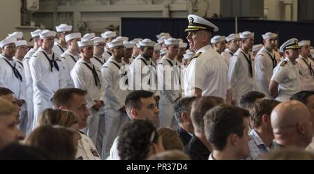 La NORFOLK (28 juillet 2017) Le capitaine George Semple appelle les marins de l'attention durant le porte-avions USS Harry S. Truman (CVN 75) Cérémonie de passation de commandement dans le hangar du navire bay. Harry S. Truman a organisé une cérémonie de passation de commandement, le 19e anniversaire de la semaine de la mise en service du navire. Banque D'Images