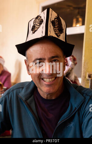 Magnifiquement situé dans la vallée de l'Alay entre le Zaalay montagnes et le Pamir, Sary Mogol est le point de départ pour de multiples randonnées. Banque D'Images