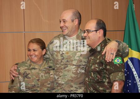 Les soldats de l'Armée américaine au sud de l'Adjudant-chef 5 Martina Robles et le Major Dale Papka, lien avec le Lieutenant-Colonel Eduardo de Souza Cunha, commande les opérations terrestres brésilien le 26 juillet à l'issue de la cérémonie de clôture à l'armée de l'armée parle à Brasilia, Brésil. Banque D'Images