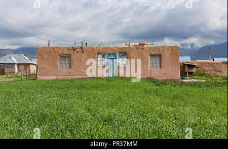 Magnifiquement situé dans la vallée de l'Alay entre le Zaalay montagnes et le Pamir, Sary Mogol est le point de départ pour de multiples randonnées. Banque D'Images